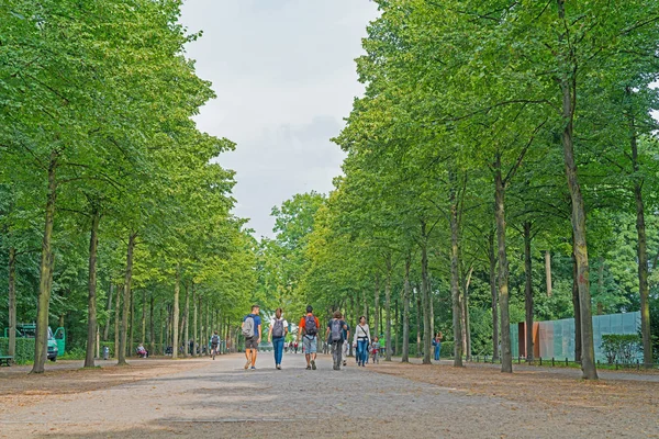 Pessoas caminhando por Tiergarden em direção ao Portão de Brandemburgo em Be — Fotografia de Stock