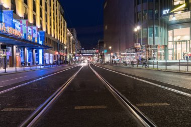 Friedrichstrasse perakende mağazaları ile lig sokak her iki satır