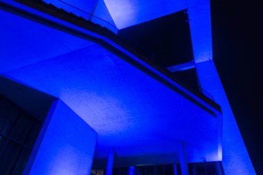 Gece sahnelerinde ve Spree Nehri boyunca gece hayatı.