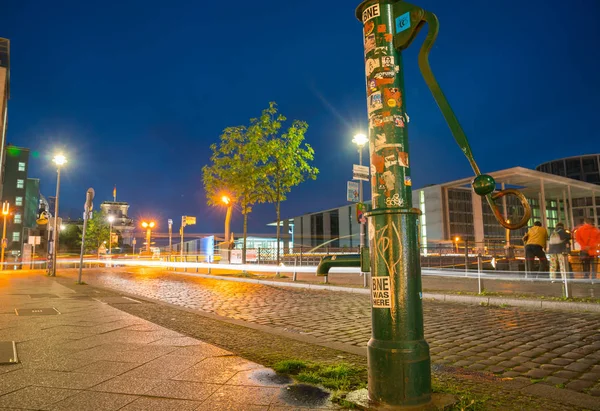 Gece sahnelerinde ve Spree Nehri boyunca gece hayatı. — Stok fotoğraf