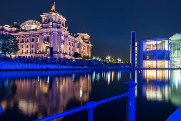 Escenas nocturnas y vida nocturna a lo largo del río Spree . — Foto de Stock