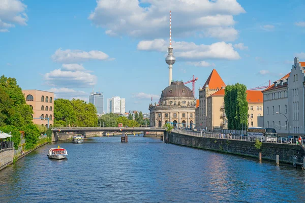 Turistas en cruceros fluviales a través de Berlín en el río Spree . — Foto de Stock