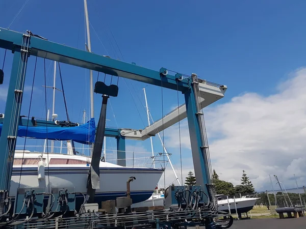 Marina hardstand wyciąg z jachtu podniesiona — Zdjęcie stockowe