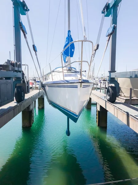 Tauranga Marina elevador de viagem hardstand com iate içado para mai — Fotografia de Stock