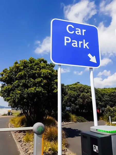 Placa do parque de estacionamento, braço de barreira e acesso automático — Fotografia de Stock