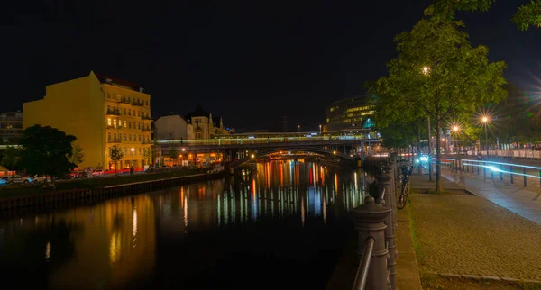 Kanał Szprewa w Berlin noc mocą od światła przez most na Fr — Zdjęcie stockowe