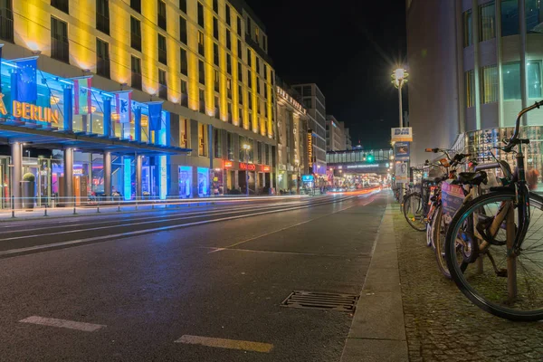 Lång exponering natt bild Friedrichstrasse — Stockfoto