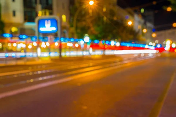 Lichtpfade entlang der viel befahrenen europäischen Stadtstraße — Stockfoto