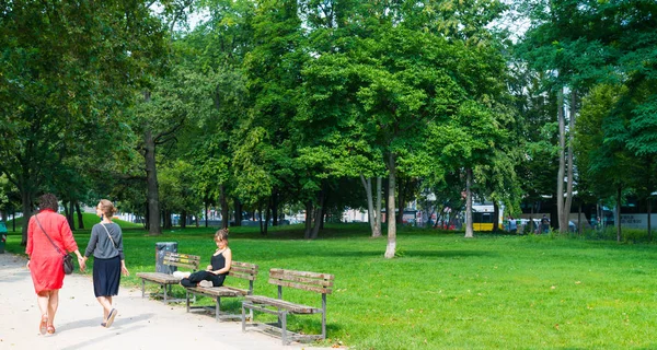 Pessoas em Monbijou Park, Berlim Alemanha — Fotografia de Stock