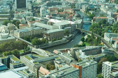 Berlin ciryscape Spree Mus civarında bir tarafında akan kanal