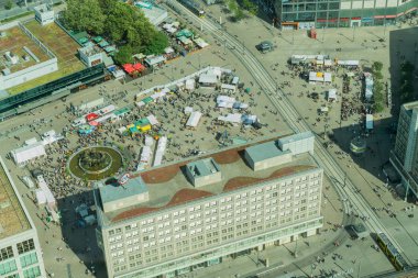 Berlin, Almanya-28 Ağustos 2017; Alexandra Platz hafta sonu Pazar dolaşıp insanlarla şehir sokak sahnenin hava
