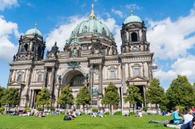 İnsanlar güneş dışında Berlin Katedrali'nın bahçesinde rahatlayın