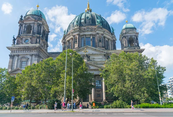 Berlín Alemania Agosto 2017 Los Turistas Pasan Por Calle Fuera — Foto de Stock