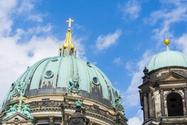 katedralin arkasında ziyaretçiler ve turistler Barok mimari 