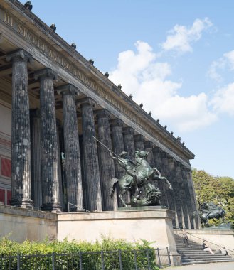 Berlin, Almanya - 28 Ağustos 2017; Dış sütunlu aslan savaşçı heykelleri Albert Wolff giriş adımları koruma tarafından sırtında ile şehrin ortasında müze Adası tarihi Altes Museum.