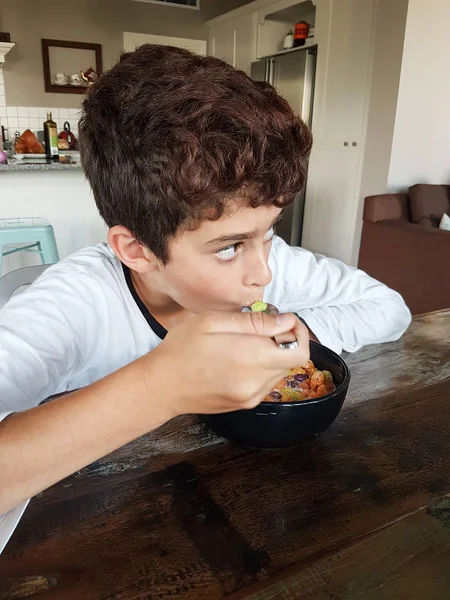 Ragazzo che fa colazione ai cereali — Foto Stock