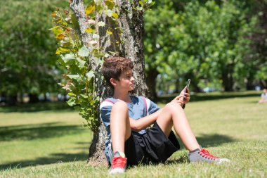 Çocuk bahçesinde mobile ile