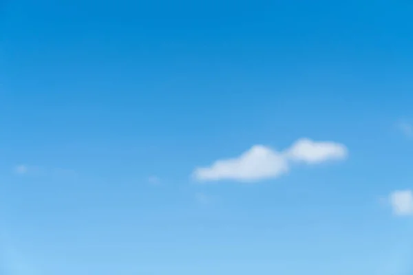 Blå himmel ovanför med ett vitt moln — Stockfoto