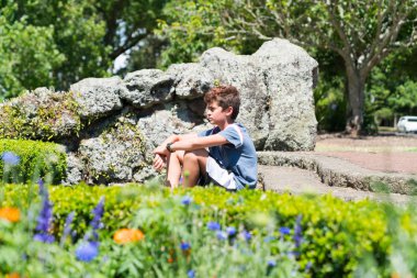 Bahçe ileriye baktığımızda oturan çocuk adımlar.