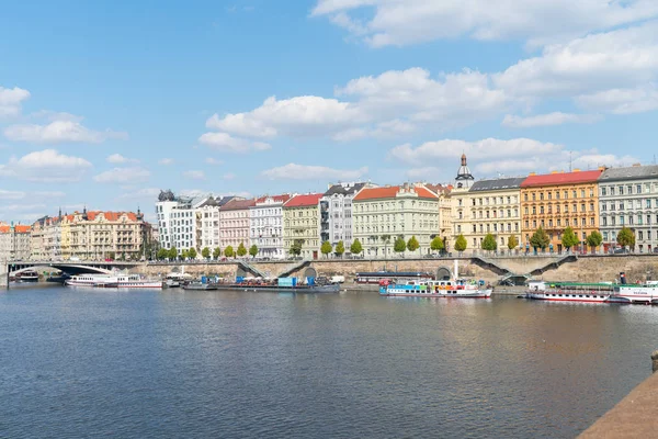 Architecture caractéristique et bateaux de tourisme le long de la promenade — Photo