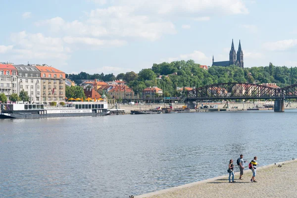 Architecture caractéristique et bateaux de tourisme le long de la promenade — Photo