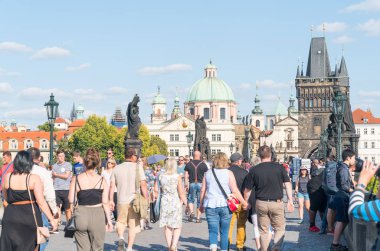 Turistler arasında ünlü ve tarihi Charles Köprüsü dai akın