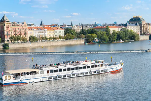 Croisières fluviales et autres activités touristiques, architecture traditionnelle — Photo