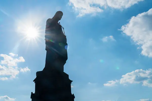 Silhouette statue of Saint Joseph with Christ as child back-lit — Stock Photo, Image