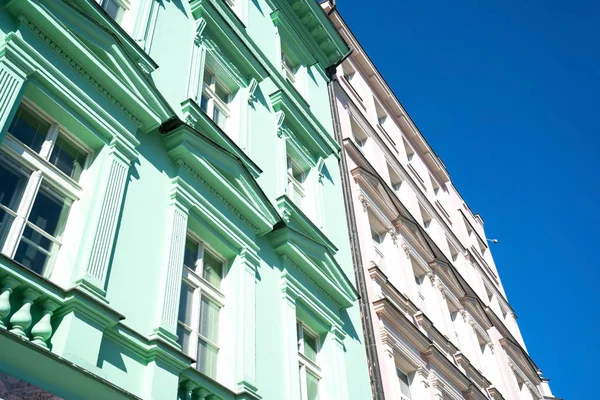 Baixo ponto de vista frentes de rua de casas de fileira de cor diferente — Fotografia de Stock