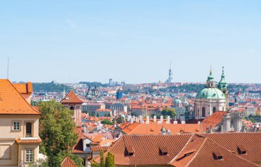 Prag ve şehir turuncu çatılarının binalar altında göster 