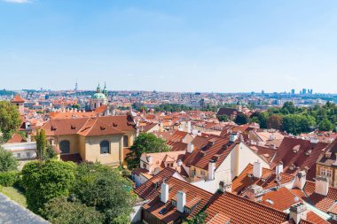 Prag ve şehir turuncu çatılarının binalar altında göster 
