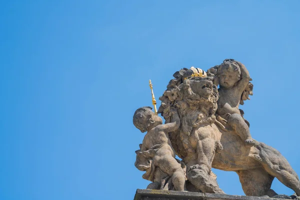 Statue of children playing with lion — Stock Photo, Image