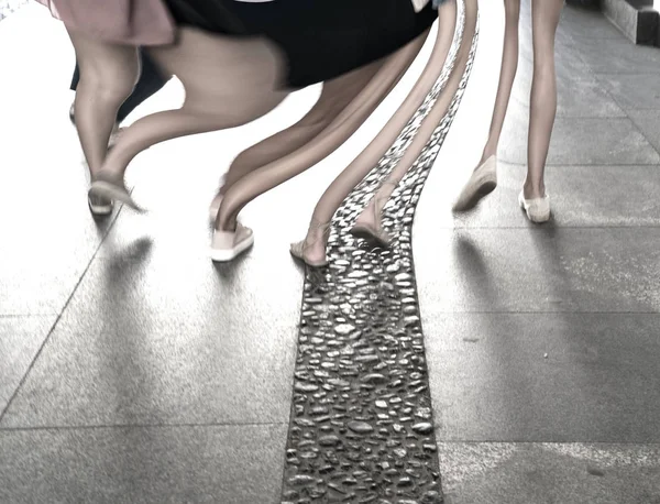 Ноги чотирьох людей, що йдуть — стокове фото