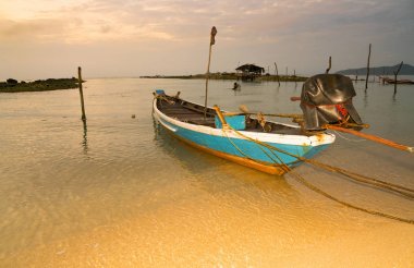 Deniz kıyısı plaj için uzun kuyruk balıkçı tekne palamarla