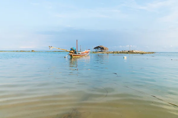 Ασιατικές ειδυλλιακό παράκτια σκηνή με παραδοσιακά μεγάλη ουρά β αλιεία — Φωτογραφία Αρχείου