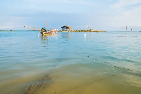 Ασιατικές ειδυλλιακό παράκτια σκηνή με παραδοσιακά μεγάλη ουρά β αλιεία — Φωτογραφία Αρχείου