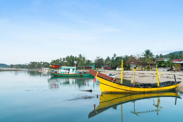 Balıkçı tekneleri Bang Kao plajında demirleyen 