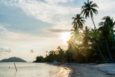 Ko Samui beach, Tayland boyunca gündoğumu.