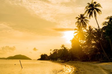 Ko Samui beach, Tayland boyunca gündoğumu.