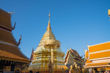 Chedi veya stupa Budist mimari detay mavi gökyüzü altında çatıları arasında