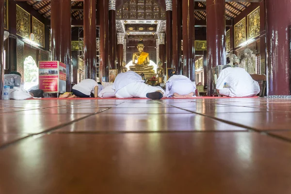 人々 の献身で仏教寺院の床にすべての白い服を着てください。 — ストック写真