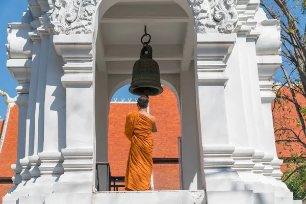 高レベルの鐘楼の鐘を鳴らしに僧侶 — ストック写真