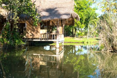 Gölet üzerinde yapılmış ev Oda