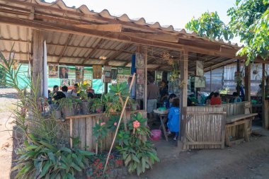 Kırsal Tayland restoranında yemek insanlar