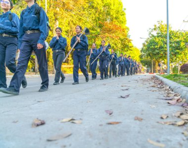 Mavi üniforma ve alan çapa o tarım Üniversitesi öğrencileri