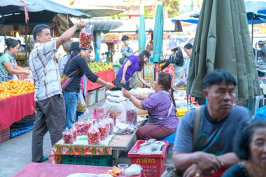 Chiang Mai eyaletinde küçük bir kasaba meşgul hareketli yerel pazarlarda