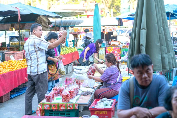 Ocupados mercados locales en una pequeña ciudad en la provincia de Chiang Mai — Foto de Stock