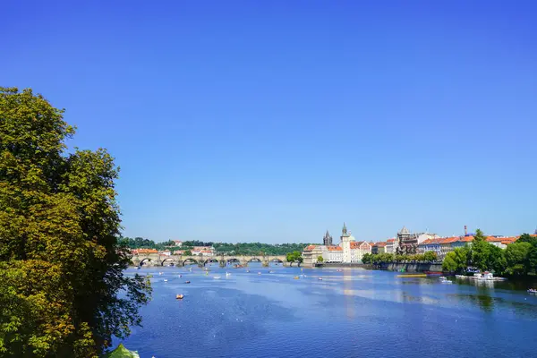 Petits bateaux de tourisme sur la rivière Vltava entouré par la rivière verte ba — Photo