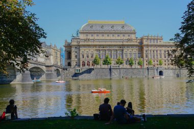 Genelinde Vltava Nehri görünümüne Ulusal Tiyatrosu koyu ağaç tarafından çerçeveli