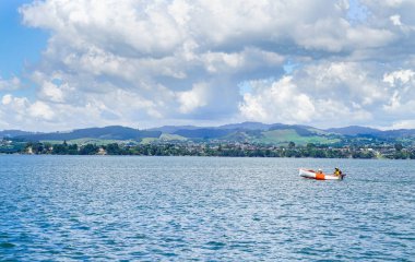 Adam ve küçük turuncu ve beyaz sandal otomobil çocuk.